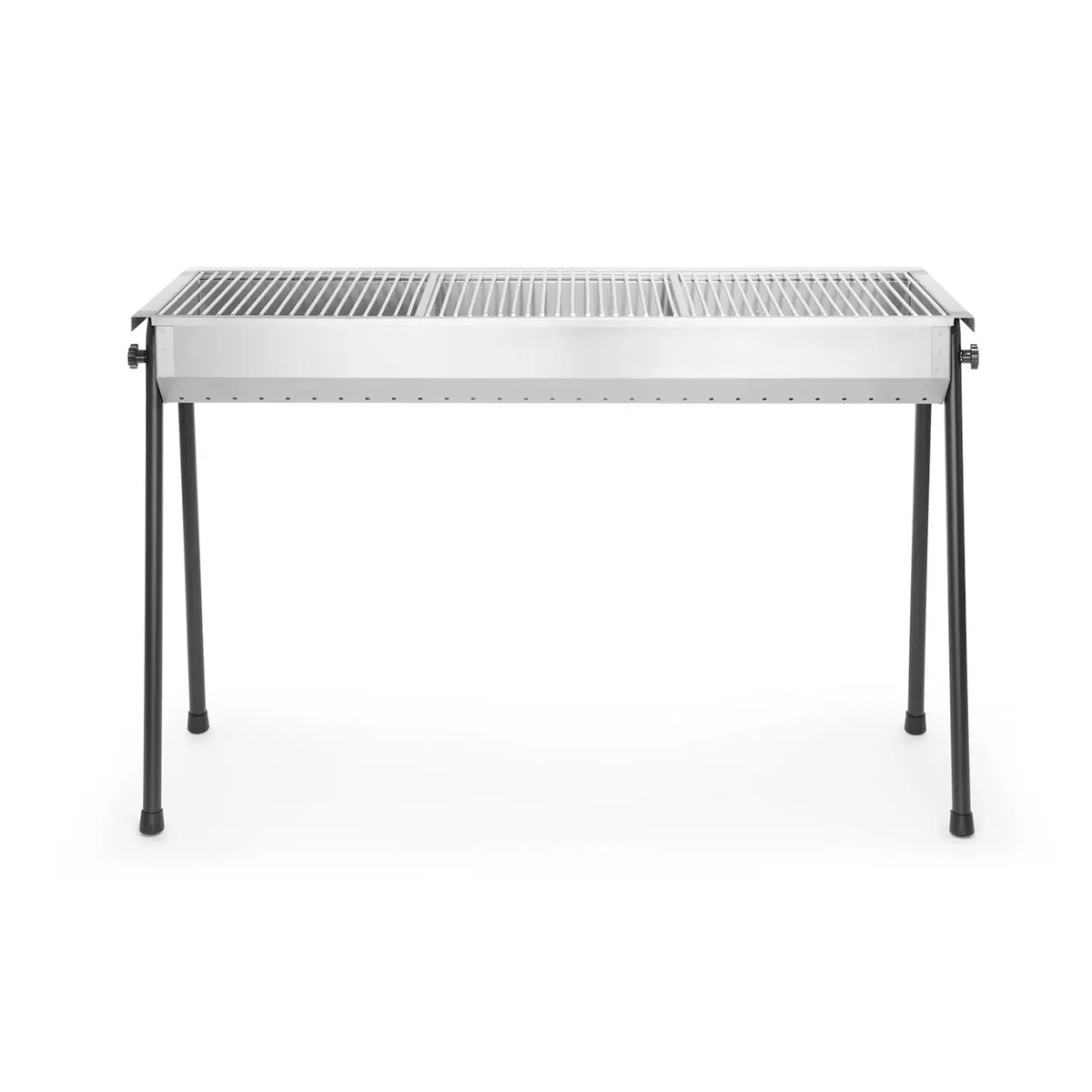 Hendi Resto faszenes grill 1145x380x770 mm méretben, 3 ráccsal és levehető lábakkal az egyszerű tárolás érdekében. Kültéri használatra alkalmas.