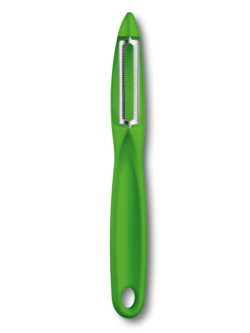 Az Univerzális hámozó – zöld | Victorinox Swiss Classic 7.6075.4 fogazott pengével rendelkezik, a markolata pedig műanyagból készült.