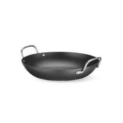 Panvica WOK ⌀204 mm | Hendi 627945 s dvomi praktickými rukoväťami, ktoré uľahčujú manipuláciu s panvicou pri podávaní jedál.