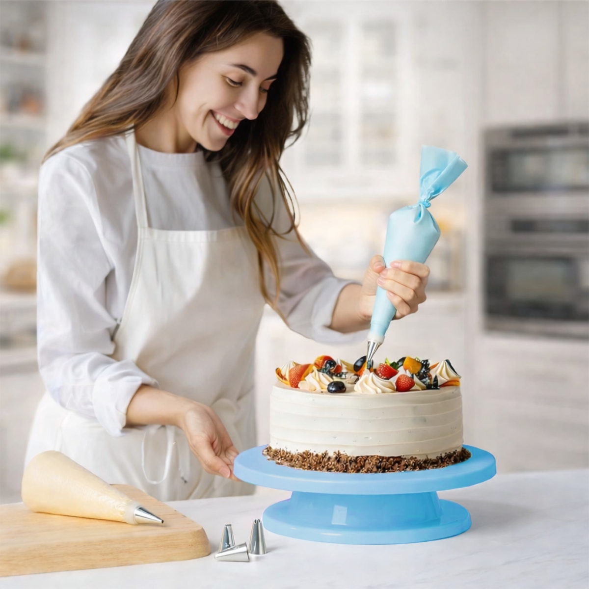 Otočný stojan na tortu Gastrokitchen 27,5 cm v modrej farbe. Ideálny na zdobenie, servírovanie a prezentáciu dezertov.️ Stabilný a ľahký.