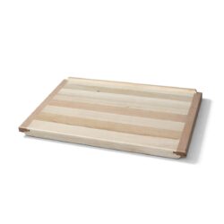 A 65 × 45 cm méretű fa gyúródeszka alkalmas tészta nyújtására, dagasztására és formázására. A bükkfa lécek jobb stabilitást biztosítanak munka közben.