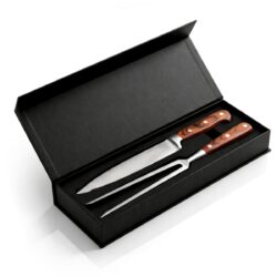 A Gastrokitchen grill szett 3CR13 acélból készült kést és húsvillát tartalmaz fa markolattal. Elegáns ajándékcsomagolás fekete díszdobozban.