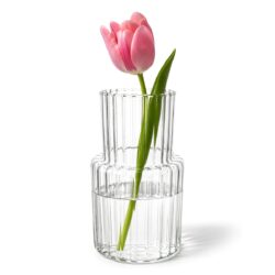 A Ø 14,5 x 25 cm méretű bordázott üvegváza friss virágokhoz és szárított dekorációkhoz is alkalmas. Elegáns kiegészítő vendéglátóipari egységekbe és otthonokba.️