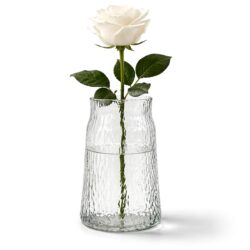 A Ø 19 x 25,5 cm méretű, dombornyomott mintás üvegváza friss virágokhoz és szárított dekorációkhoz is alkalmas. Elegáns kiegészítő vendéglátóipari egységekbe és otthonokba.