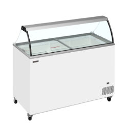Tefcold IC402SC-SO fagylaltpult LED-világítással, ívelt üveggel és tolófedelekkel. Praktikus megoldás a fagylalt értékesítéséhez.