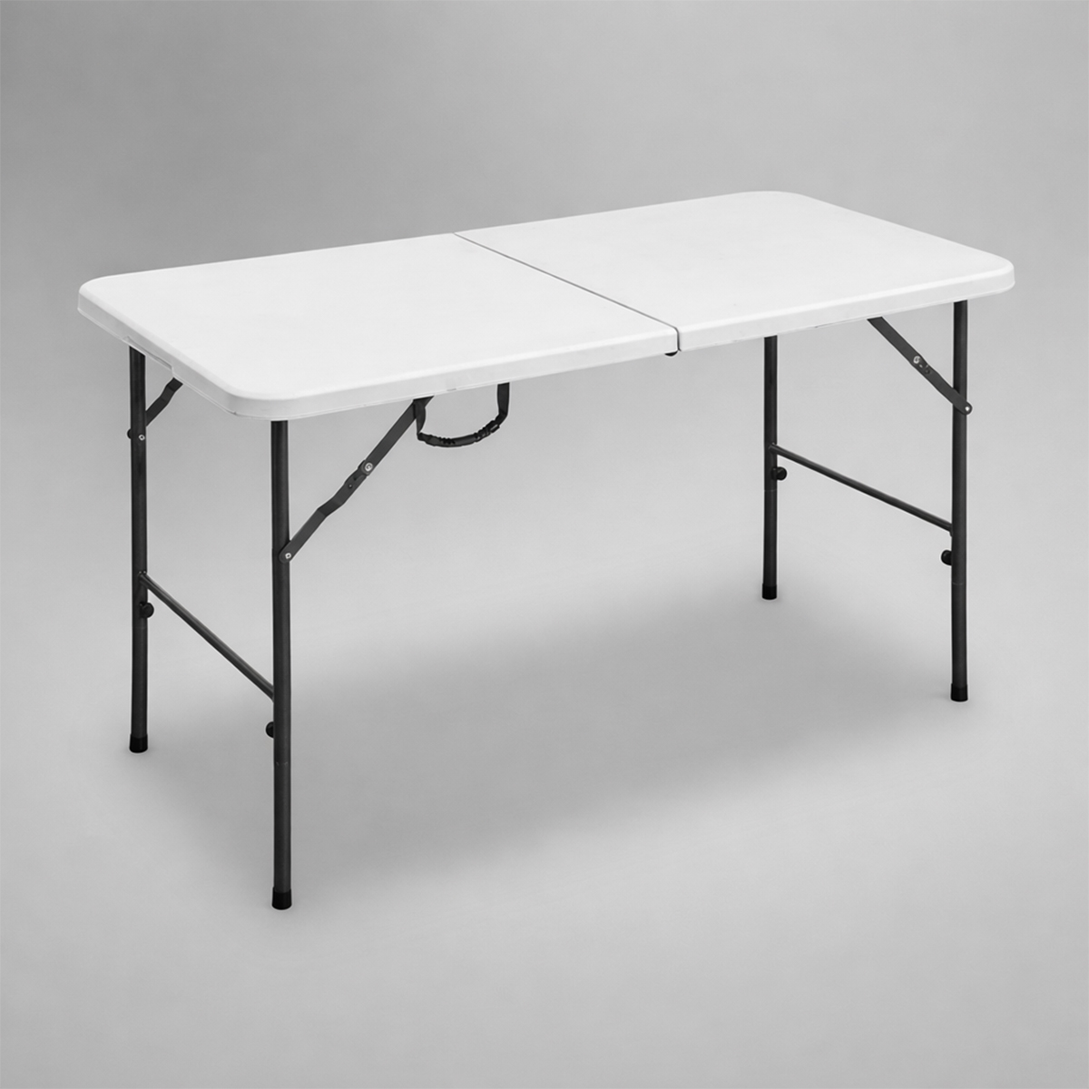 120 × 60 cm-es összecsukható cateringasztal HDPE asztallappal és acélvázzal. Stabil, összecsukható és beltéri, valamint kültéri használatra is alkalmas.