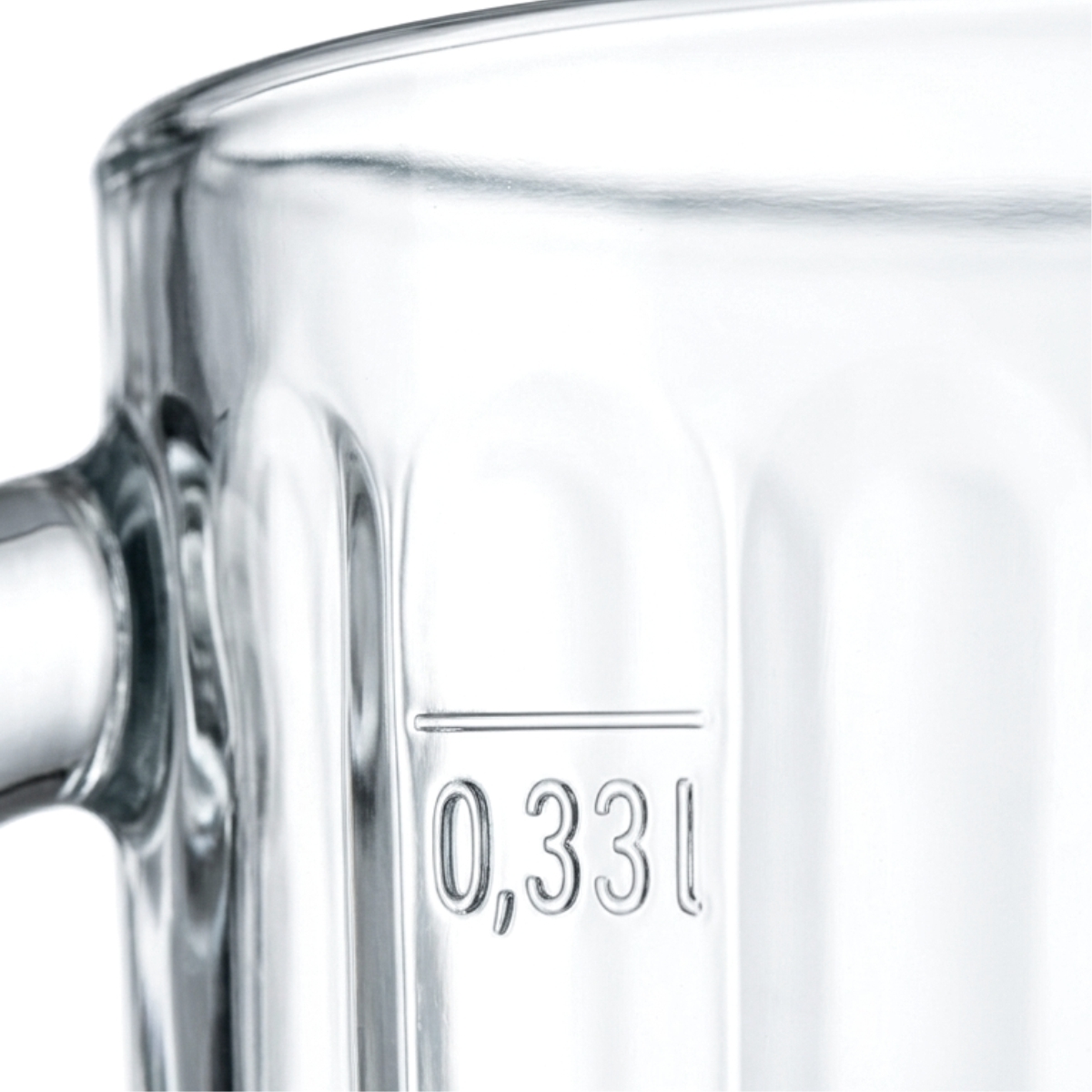 Füles üvegpohár 330 ml űrtartalommal és függőleges dombornyomott dizájnnal.