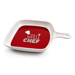 Fehér kerámia tálalótál fogantyúval, piros belsővel és Grill Chef motívummal.