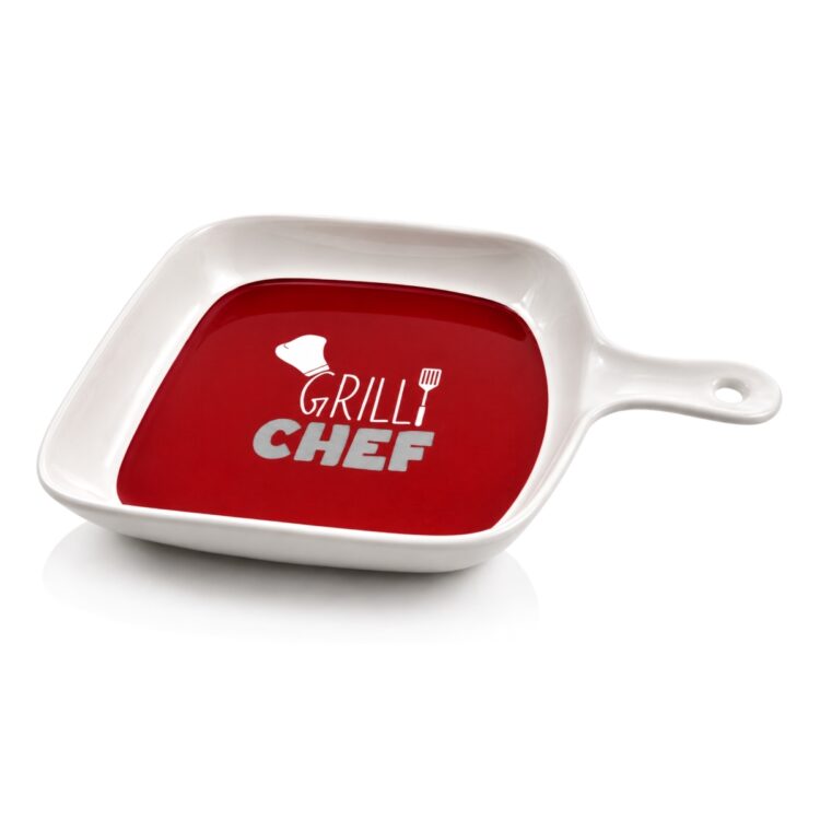 Fehér kerámia tálalótál fogantyúval, piros belsővel és Grill Chef motívummal.