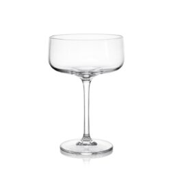 Átlátszó üveg koktélpohár coupe típusú, 425 ml űrtartalommal, 18 cm magas.