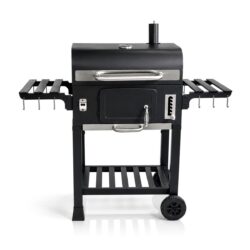 Fekete amerikai faszenes grill fedéllel, oldalsó polcokkal, rozsdamentes acél fogantyúkkal és kerekekkel.