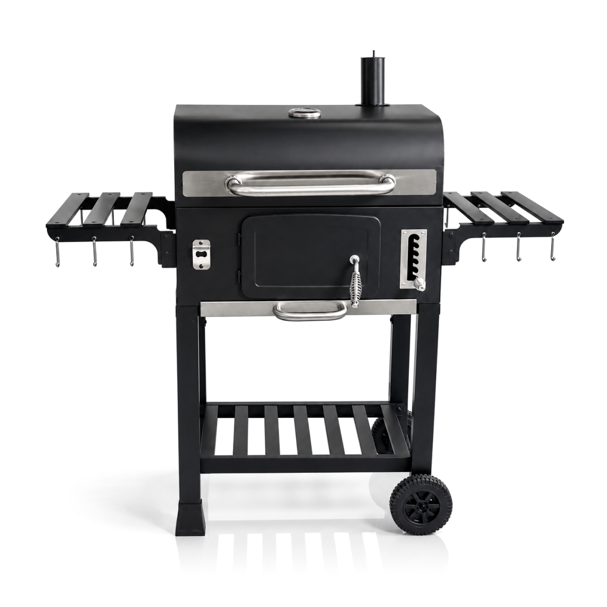 Fekete amerikai faszenes grill fedéllel, oldalsó polcokkal, rozsdamentes acél fogantyúkkal és kerekekkel.