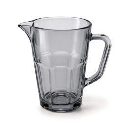 Szürke, bordázott kialakítású, 1 l-es üvegkancsó fogantyúval és kiöntőcsőrrel hideg italokhoz.