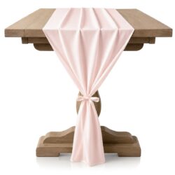 Elegáns, 68 × 305 cm-es poliészter asztali futó púderrózsaszín színben.